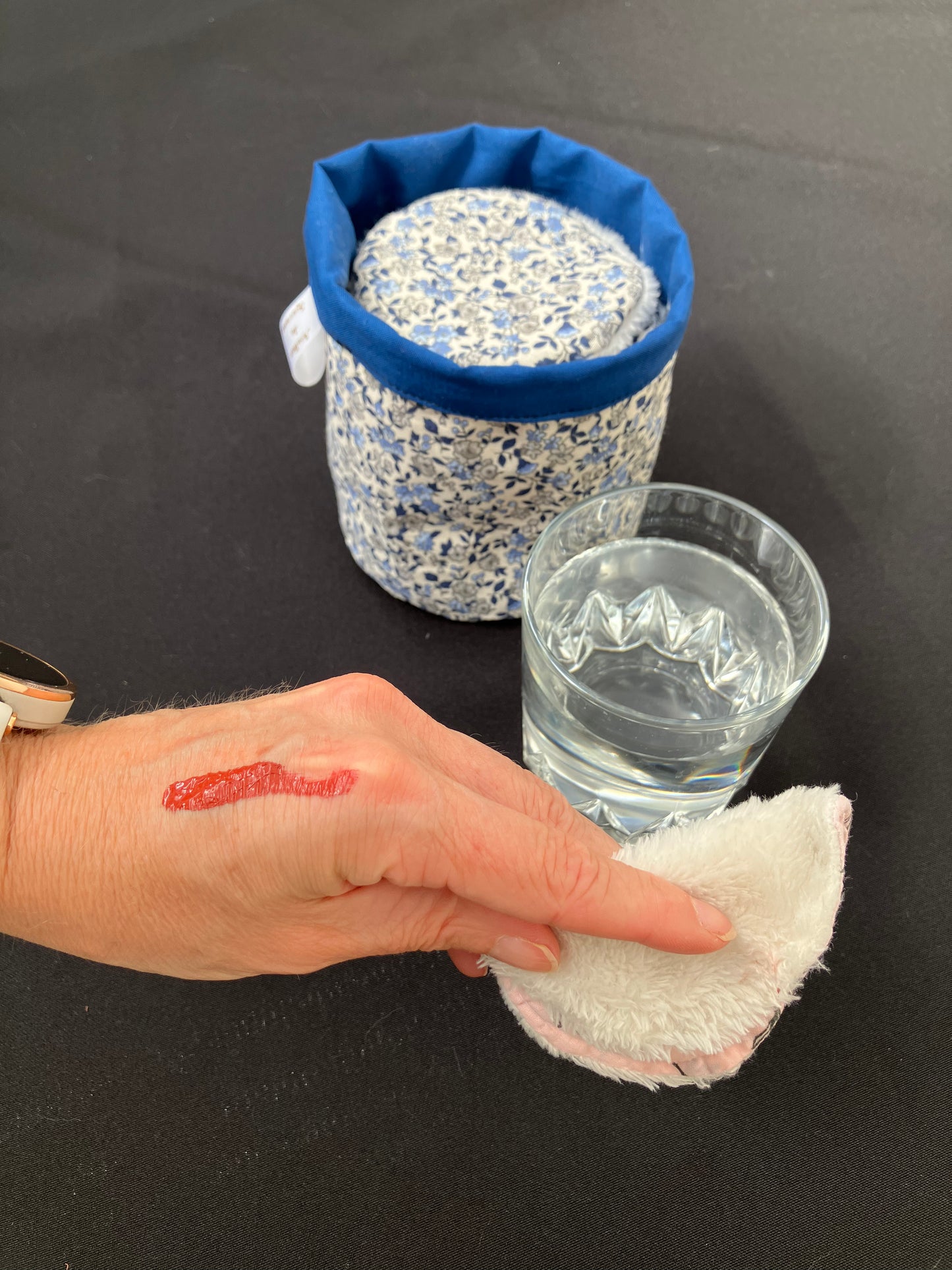Panier de 10 lingettes magiques démaquillantes à l’eau