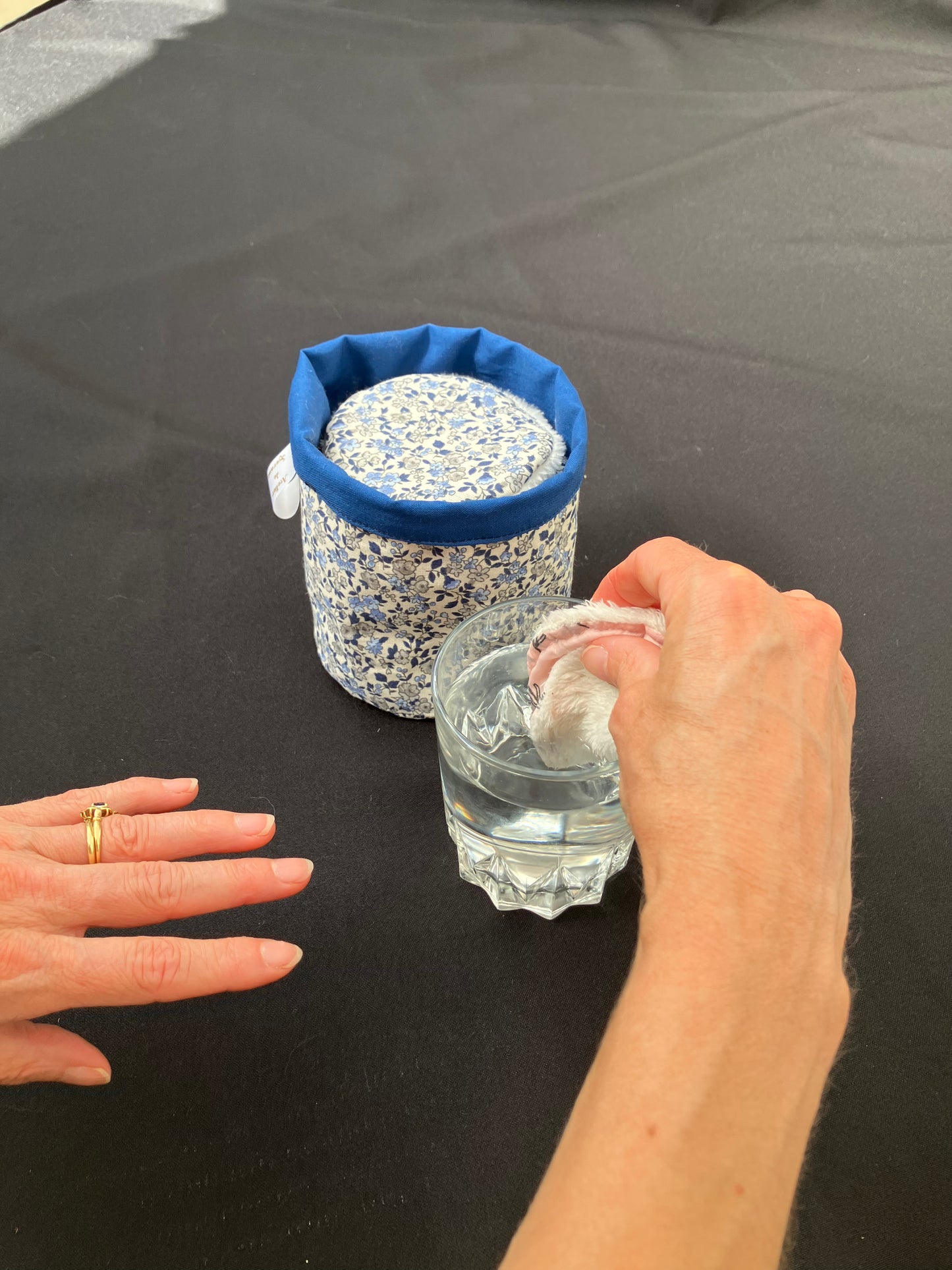 Panier de 10 lingettes magiques démaquillantes à l’eau