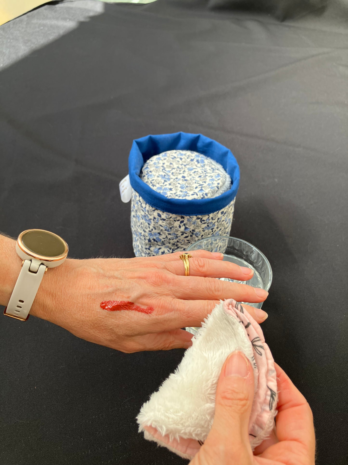 Panier de 10 lingettes magiques démaquillantes à l’eau