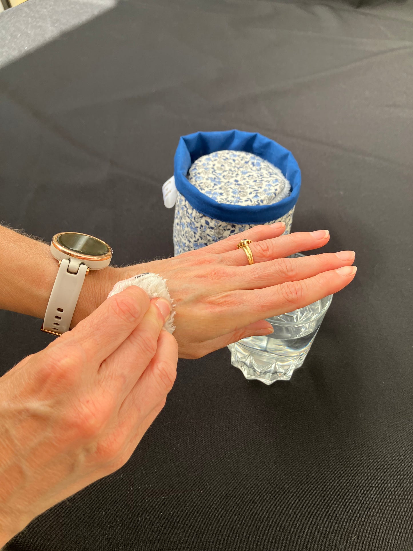 Panier de 10 lingettes magiques démaquillantes à l’eau