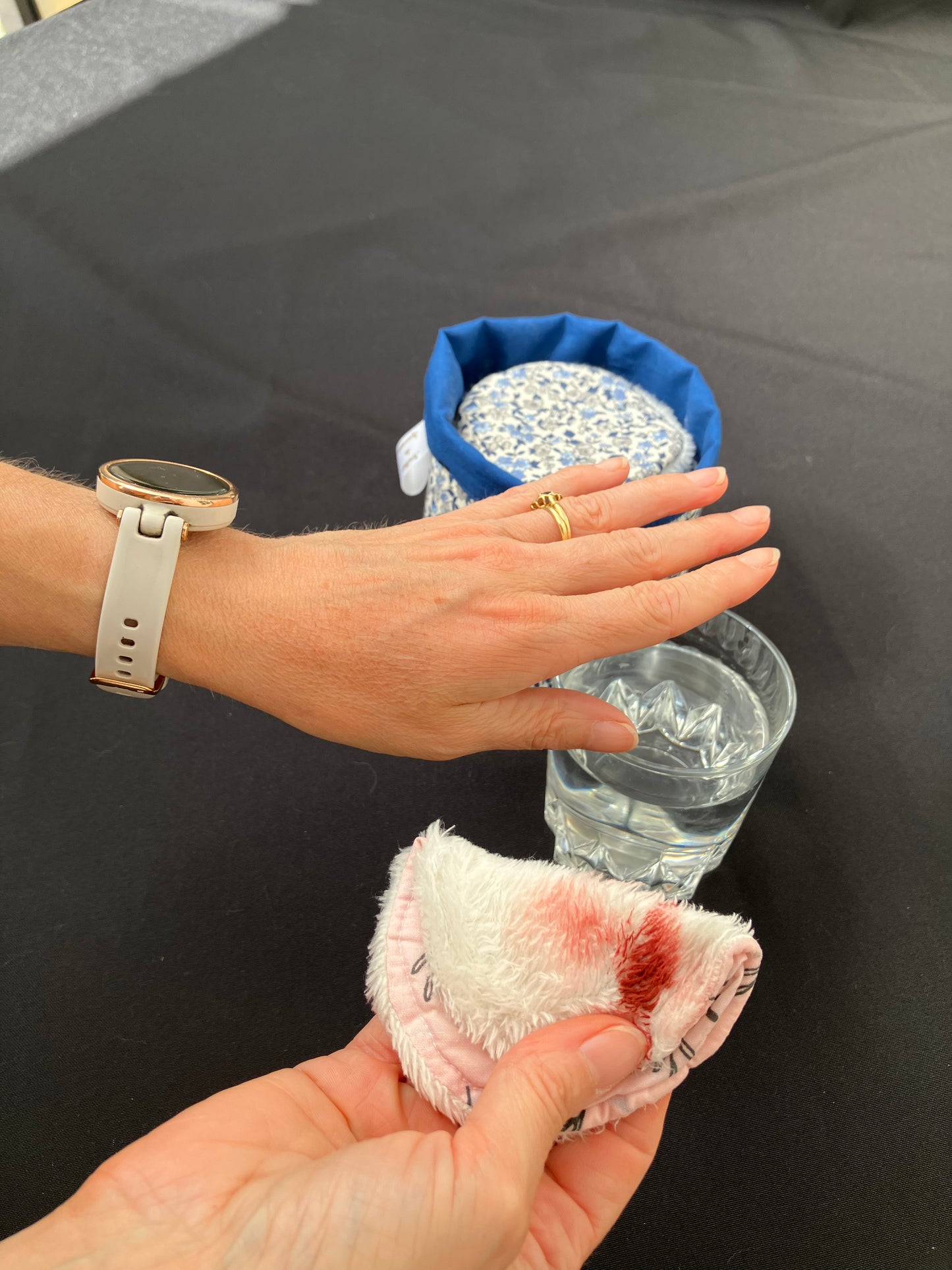 Panier de 10 lingettes magiques démaquillantes à l’eau