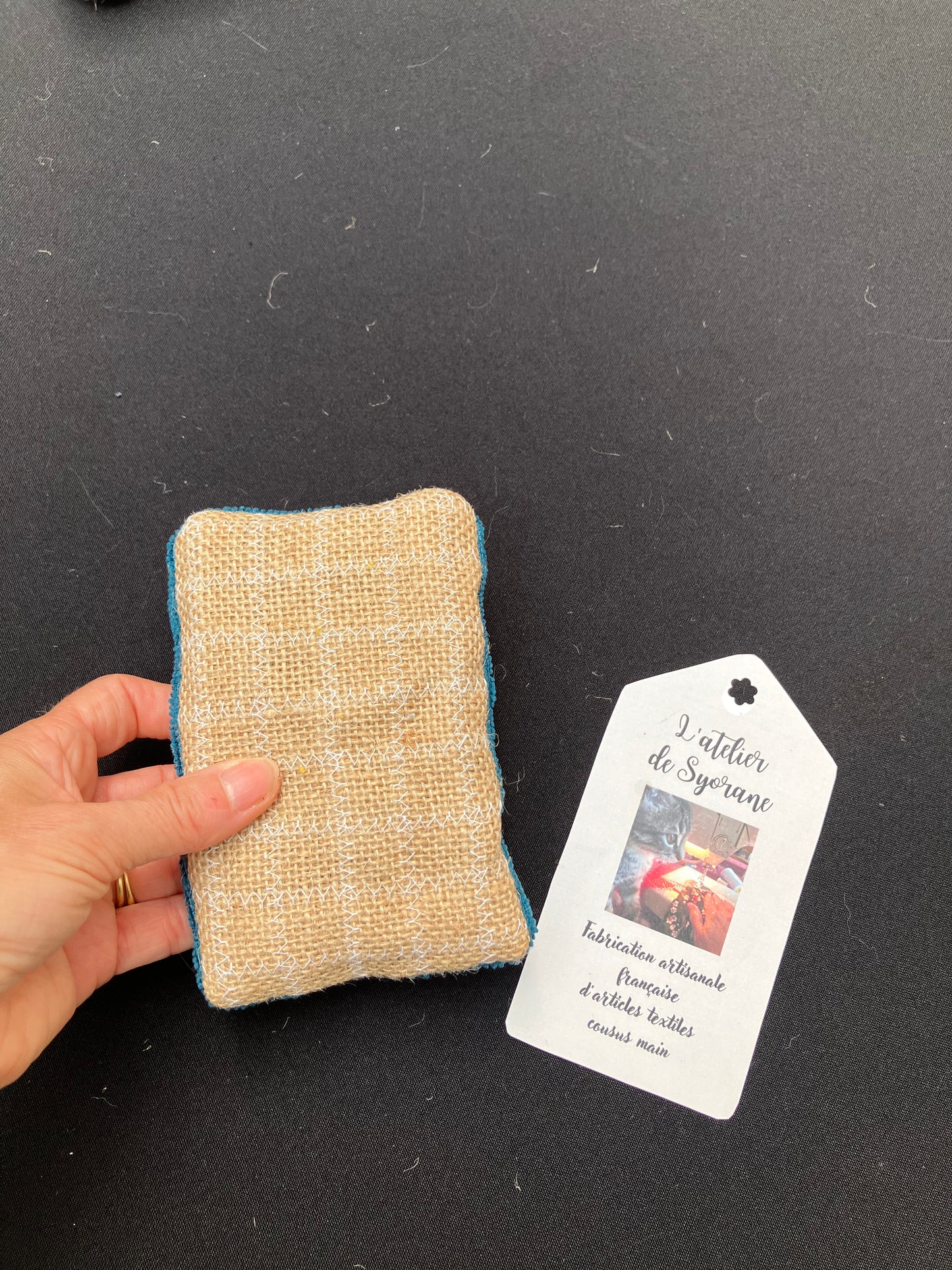 Eponge avec gratte en toile de jute